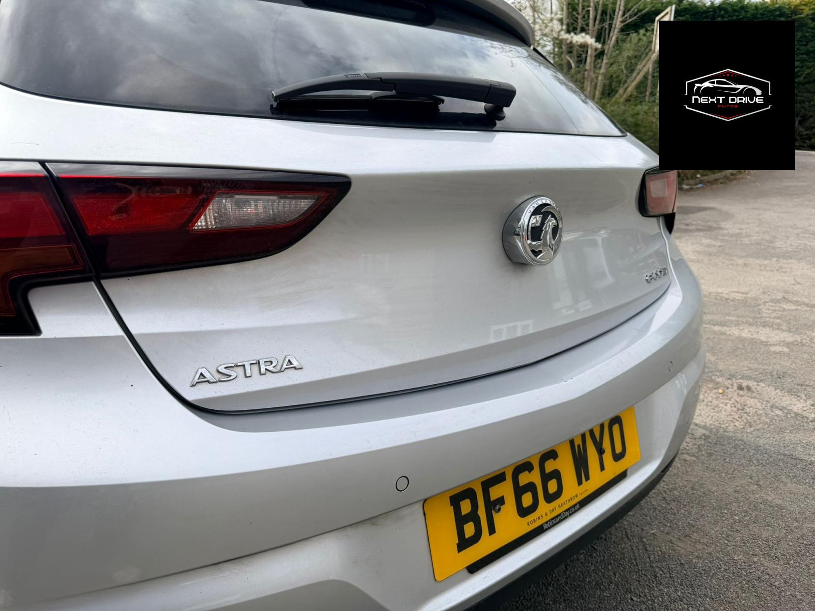 Vauxhall Astra 1.0i Turbo ecoFLEX SRi Nav Hatchback 5dr Petrol Manual Euro 6 (s/s) (105 ps)