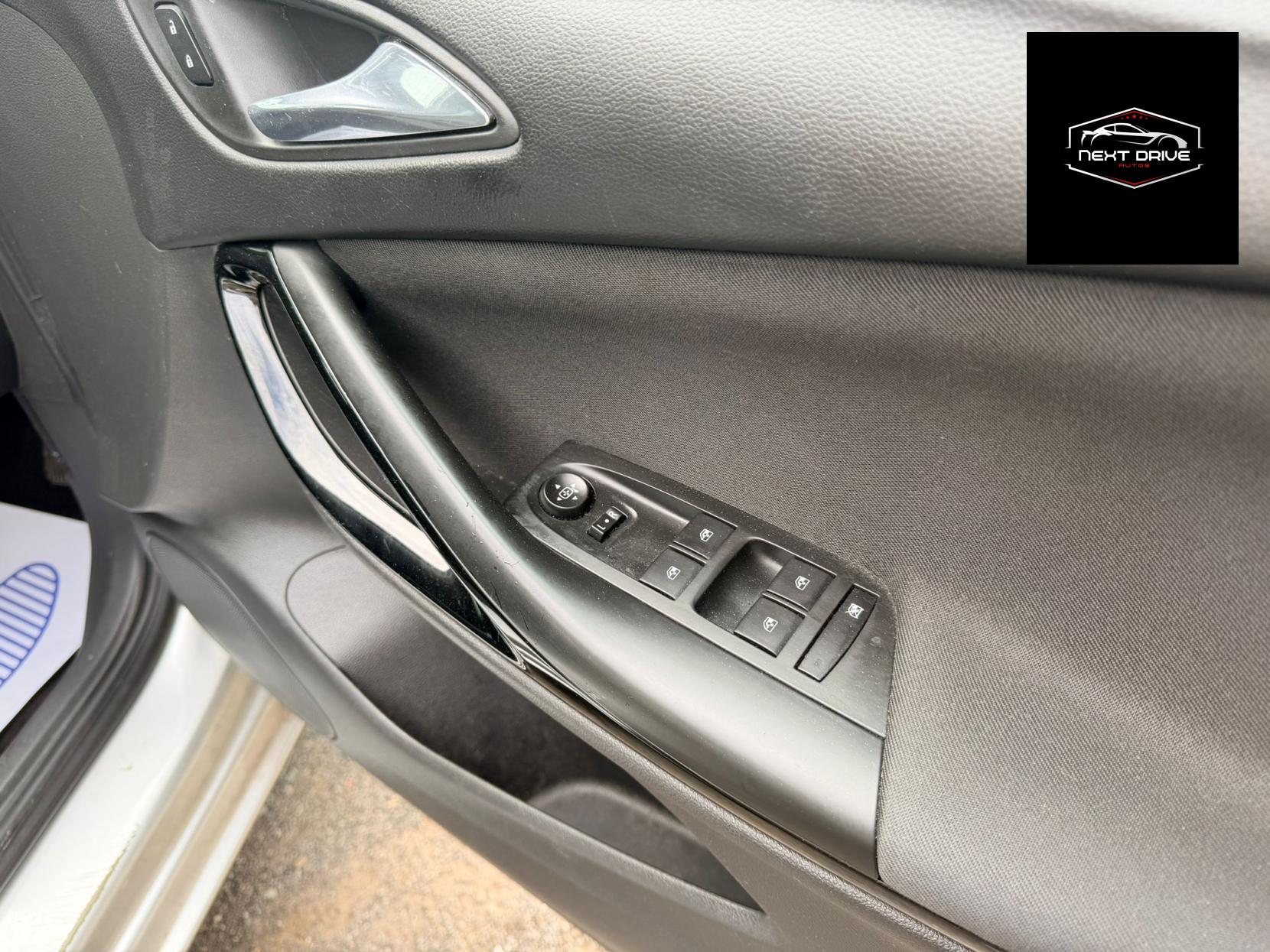 Vauxhall Astra 1.0i Turbo ecoFLEX SRi Nav Hatchback 5dr Petrol Manual Euro 6 (s/s) (105 ps)